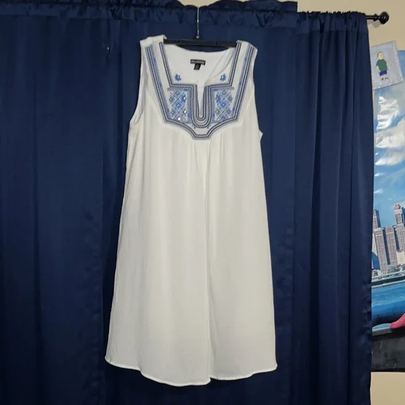 White dress with blue floral design. - Picture 5 of 10
